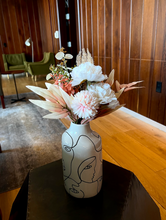 Load image into Gallery viewer, Mil Caras Vase