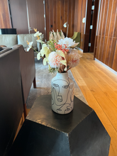 Load image into Gallery viewer, Mil Caras Vase
