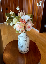 Load image into Gallery viewer, Mil Caras Vase