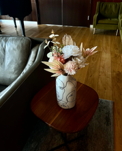 Load image into Gallery viewer, Mil Caras Vase