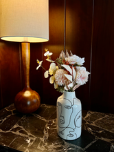 Load image into Gallery viewer, Mil Caras Vase