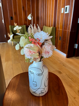 Load image into Gallery viewer, Mil Caras Vase
