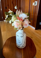 Load image into Gallery viewer, Mil Caras Vase
