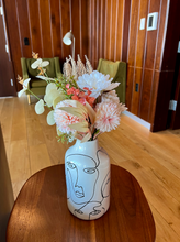 Load image into Gallery viewer, Mil Caras Vase
